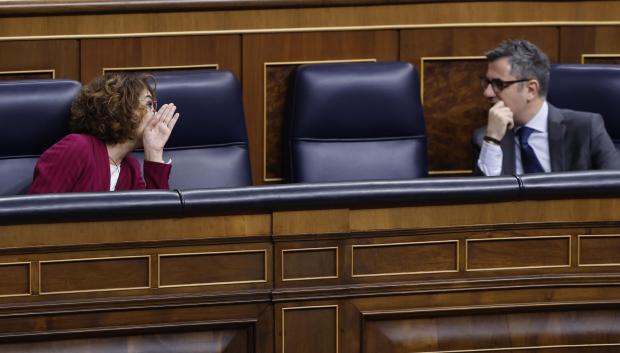 María Jesús Montero y Félix Bolaños. hablando en la distancia desde sus escaños