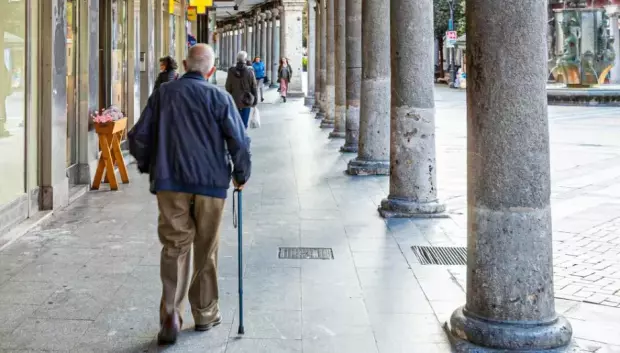 Persona mayor caminando por el centro de Valladolid