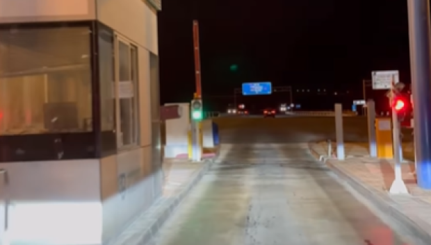Por la noche basta con acercarte a la barrera para que se abra sin pagar