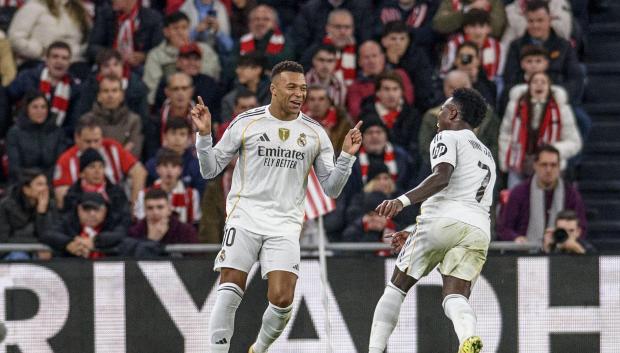 Mbappé y Vinicius celebran uno de los goles del francés en San Mamés