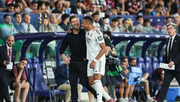 Xabi Alonso y Kylian Mbappé abrazados tras un partido