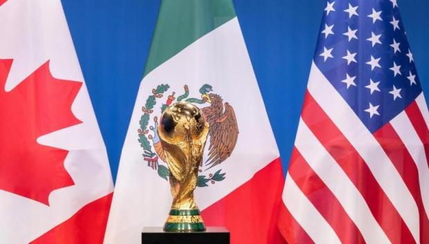 La Copa del Mundo y detrás las banderas de Canadá, México y Estados Unidos