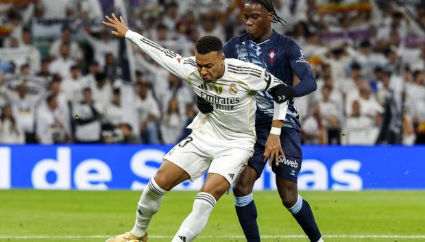 Mbappé pelea un balón con Ilaix Moriba