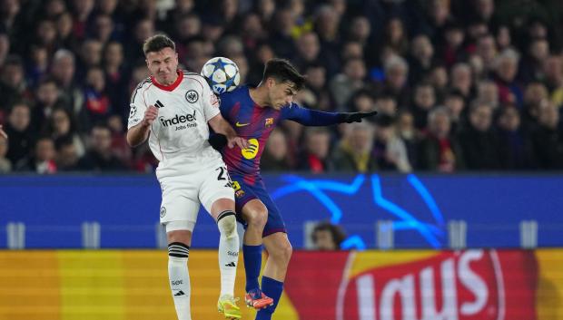 Pedri pelea un balón con Mario Götze