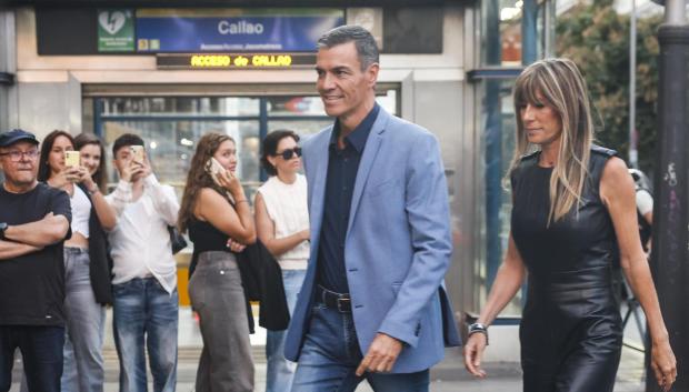 El presidente del Gobierno, Pedro Sánchez (c), y su mujer, Begoña Gómez (d), a su llegada a la premiere de 'El cautivo', de Alejandro Amenábar, este miércoles en el cine Callao en Madrid