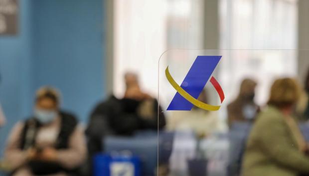 Varias personas esperan en una oficina de la Agencia Tributaria.
