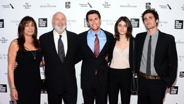 Rob Reiner posa con su familia en la 41.ª Gala Anual de los Premios Chaplin. El último empezando por la derecha es Nick Reiner