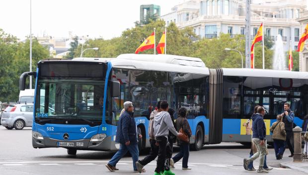 Autobus de la EMT en la Plaza de Cibeles