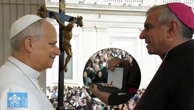 El obispo de Albacete le entrega la navaja al Santo Padre