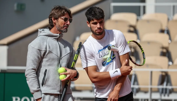 Carlos Alcaraz y Juan Carlos Ferrero, en un entrenamiento en Roland Garros