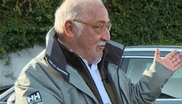Pere Navarro junto a un dispositivo V16 en una entrevista reciente