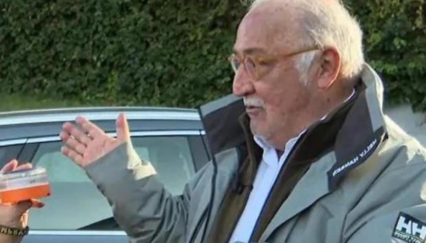 Pere Navarro junto a una baliza V16 durante una entrevista