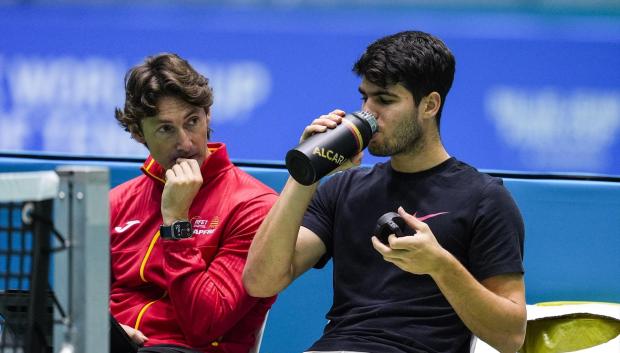 Carlos Alcaraz y Juan Carlos Ferrero, durante un entrenamiento previo a la Copa Davis 2024