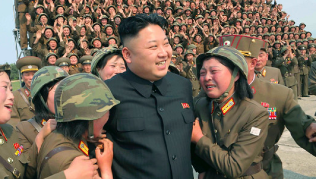 Kim Jong-un asediado por soldados mujeres de su ejército