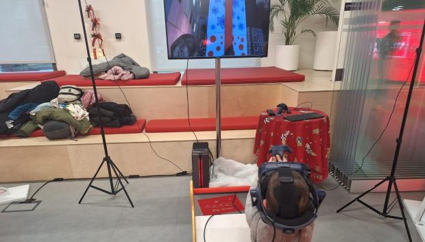 Niño disfrutando de experiencia de realidad virtual