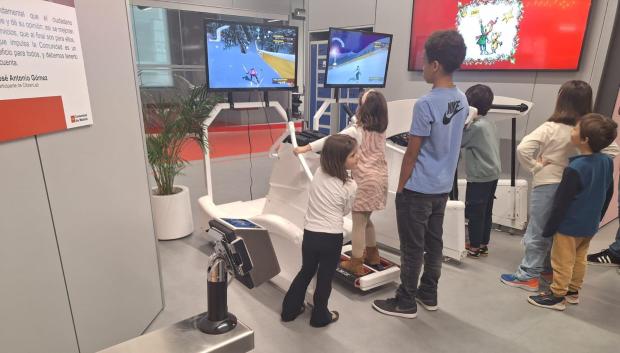 Menores en el simulador de deportes de invierno