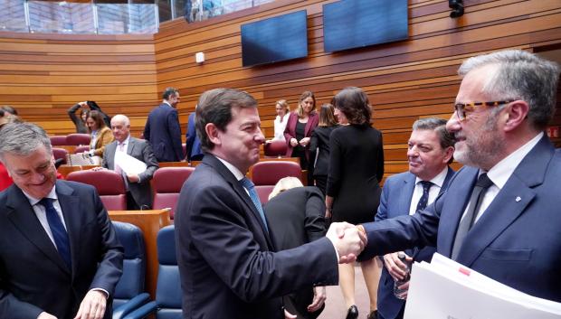 Mañueco y Pollán se saludan en las Cortes de Castilla y León  al término dela última sesión plenaria de la legislatura