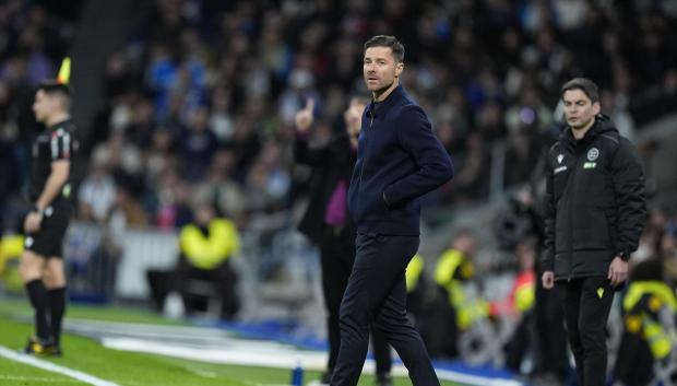Xabi Alonso dirigiendo un partido del Real Madrid en el Bernabéu