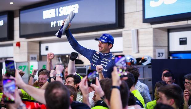Carlos Sainz celebra el podio conseguido en el GP de Qatar
