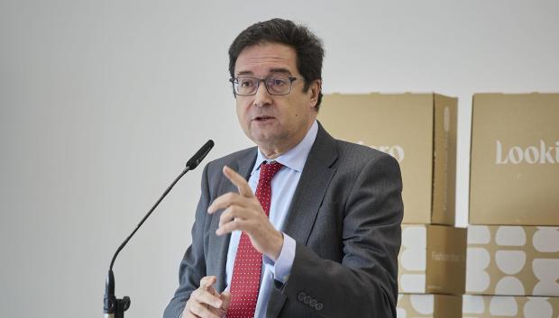 El ministro para la Transformación Digital y de la Función Pública, Óscar López, visita la plataforma logística de Lookiero ubicada en el parque industrial Panattoni Park de Miranda de Ebro (Burgos), este jueves. EFE/David Pérez-Cejuela