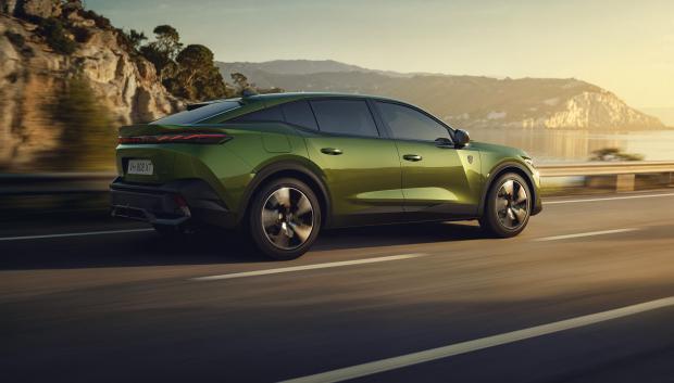 El 408 es una mezcla entre un SUV y una berlina tradicional