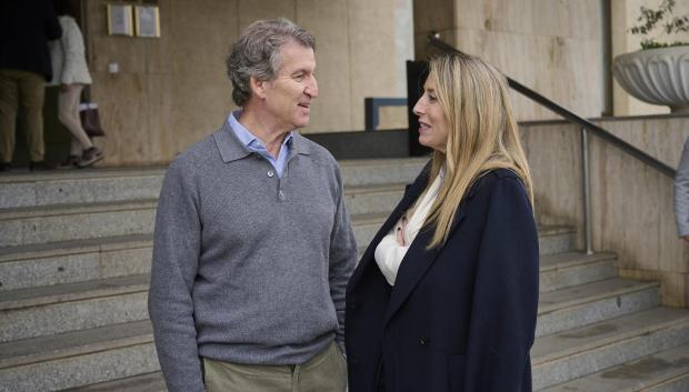 La presidenta de la Junta de Extremadura, María Guardiola, y el presidente del Partido Popular, Alberto Núñez Feijóo