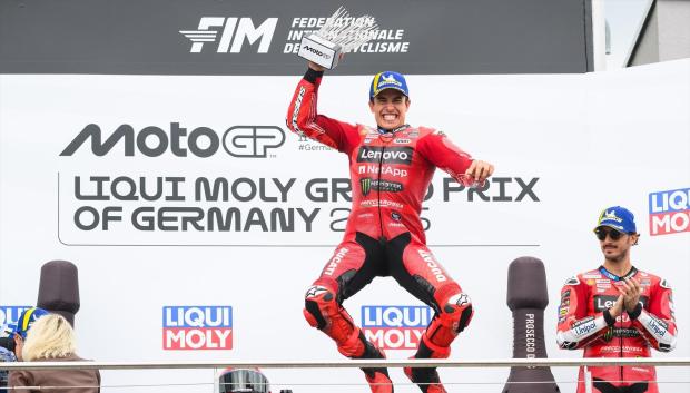 (Foto de ARCHIVO)
13 July 2025, Saxony, Hohenstein-Ernstthal: Spanish motorcycle racer Marc Marquez (C) of the Ducati Lenovo Team celebrates on the podium after winning the MotoGP race at the German Grand Prix at Sachsenring, alongside third-placed Italian rider Francesco "Pecco" Bagnaia (R), also of the Ducati Lenovo Team. Photo: Robert Michael/dpa

13/7/2025 ONLY FOR USE IN SPAIN