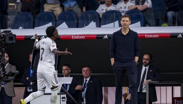 Vinicius y Xabi Alonso, durante el Real Madrid-Barcelona