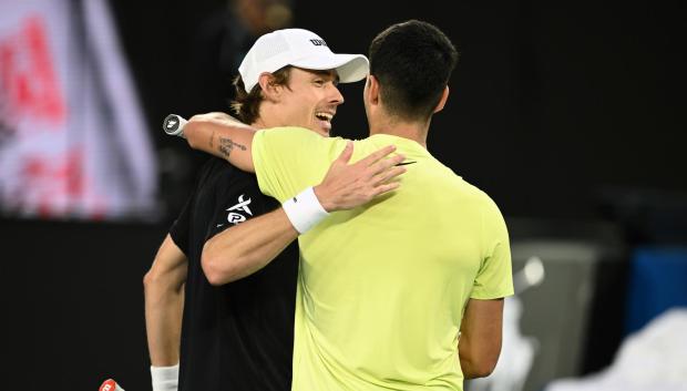 Carlos Alcaraz y Alex de Miñaur, en una exhibición en el Open de Australia