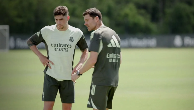 Fede Valverde y Xabi Alonso, en un entrenamiento