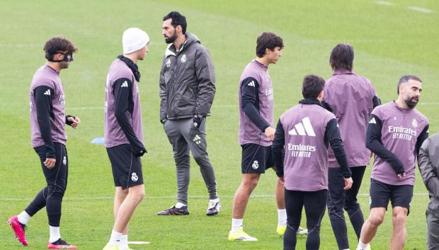 MADRID, 16/01/2026.- El técnico del Real Madrid, Álvaro Arbeloa (3i), durante el entrenamiento del equipo este viernes en la Ciudad Deportiva de Valdebebas