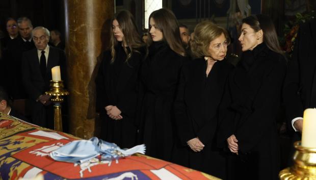 La reina emérita Sofía, junto a la reina Letizia, la Princesa de Asturias y la infanta Sofía, en la catedral ortodoxa griega de San Andrés y San Demetrio de Madrid donde este sábado se celebra un responso en memoria de la princesa Irene de Grecia