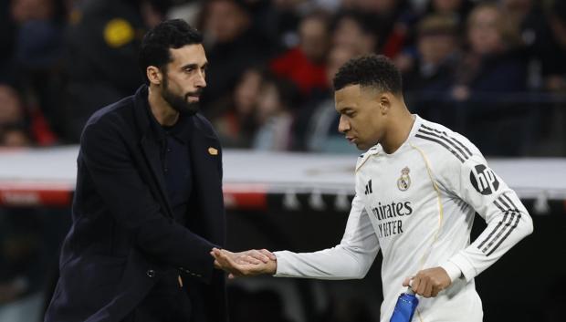 Kylian Mbappé, junto a su nuevo entrenador, Álvaro Arbeloa