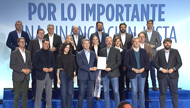 Los líderes del PP han firmado el pacto de Zaragoza que se opone al modelo de financiación del Gobierno central