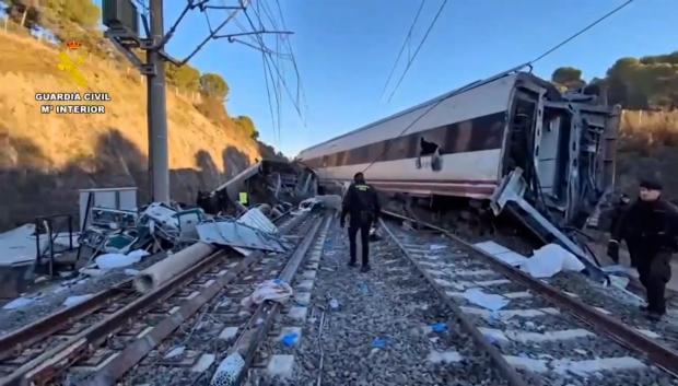 La imagen de la Guardia Civil recogiendo muestras para identificar a las víctimas del accidente de tren en Adamuz