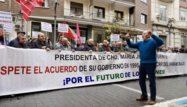 Los regantes del Páramo Bajo de León se movilizan ante la CHD para exigir que cumpla los compromisos firmados