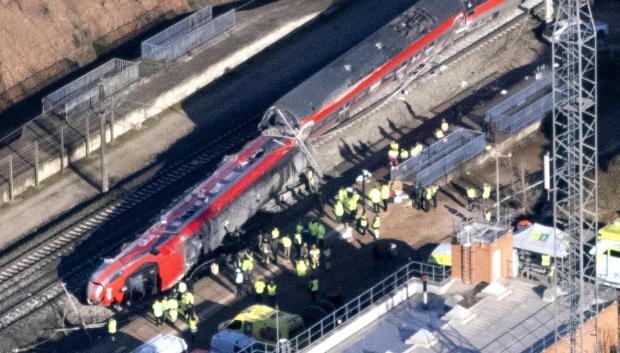 Vista aérea este lunes de los trenes accidentados el domingo cerca de Adamuz (Córdoba).