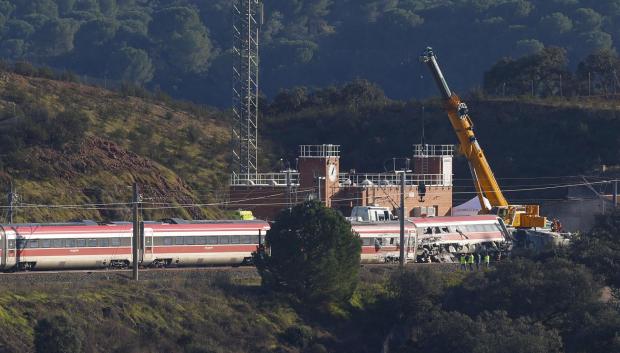 Varias grúas trabajan sobre el tren de Iryo accidentado en Adamuz (Córdoba).