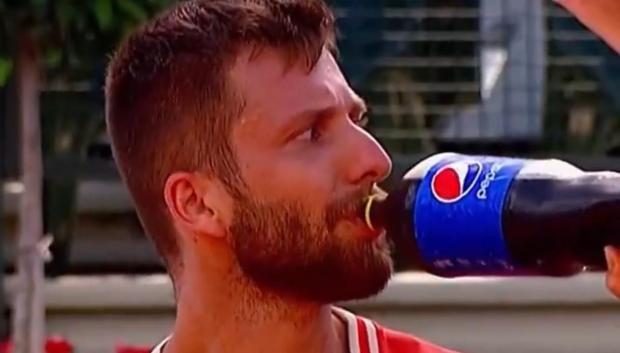 Corentin Moutet, con una Pepsi en mitad de un partido
