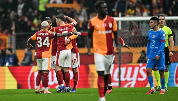 Los jugadores del Galatasaray celebran el empate ante el Atlético de Madrid