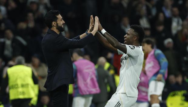 El técnico del Real Madrid, Álvaro Arbeloa y el jugador del equipo blanco, Vinicius Junior, celebran un gol