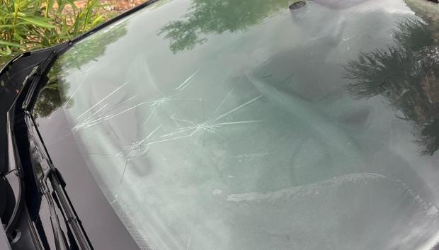 Imagen de un coche con la luneta agrietada provocado por una lluvia de piedra en verano de 2025 en Burriana, Castellón
