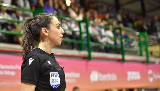 Noelia Gutiérrez arbitrando un partido de fútbol sala