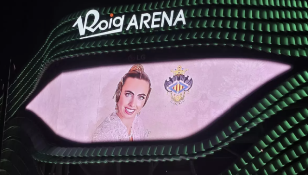 Imagen del Roig Arena con la foto de Juana Paula Centeno Roig