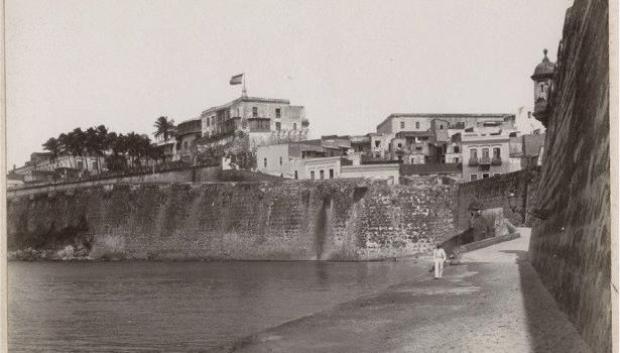 Puerta de San Juan, Puerto Rico. En la foto de 1897 se puede apreciar la bandera de España