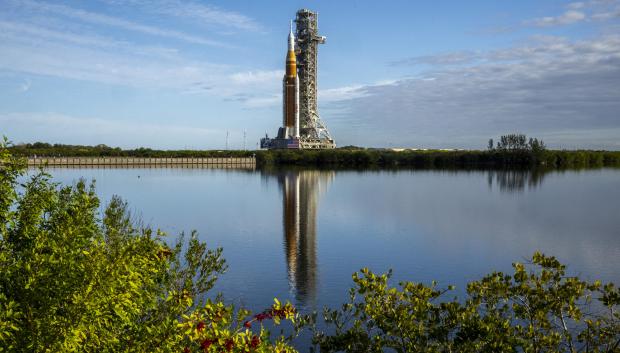 El cohete Artemis II del Sistema de Lanzamiento Espacial de la NASA y la nave espacial Orión