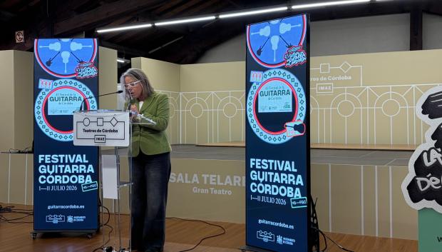Isabel Albás, junto a la nueva imagen del festival