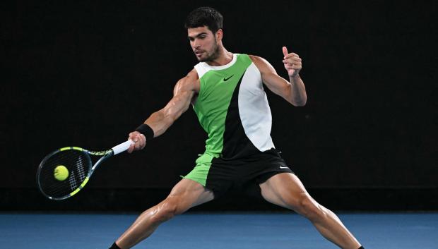 Carlos Alcaraz devuelve una bola con el drive ante De Miñaur