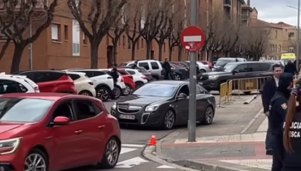 Un coche rojo abre una caravana en la que hay hasta tres Toyota Land Cruiser
