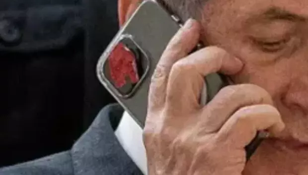 En esta ocasión, era el iPhone de Netanyahu el que estaba tapado